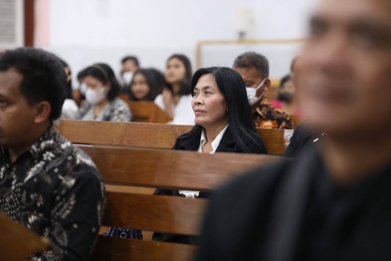 Foto 5 dari 9: Hadiri Pelantikan Pengurus PGIS Madiun, Wali Kota Beri Selamat Kepada Jemaat