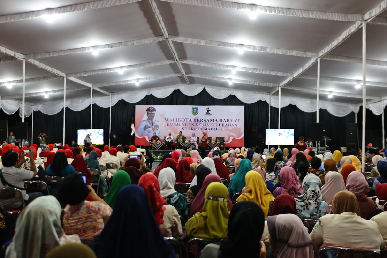 Foto 3 dari 9: Usai Diresmikan, Wali Kota Dr. Maidi Langsung Gelar WBR di Pondok Lansia