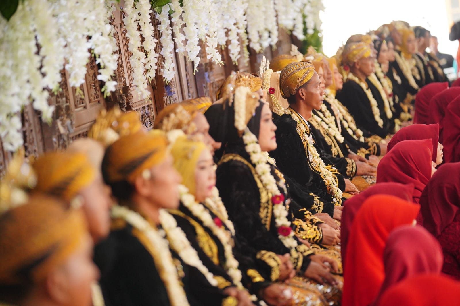 Foto 2 dari 4: Pimpin Prosesi Temu Manten Nikah Massal, Wali Kota Pesan Pengantin Jaga Harmonisasi Rumah Tangga