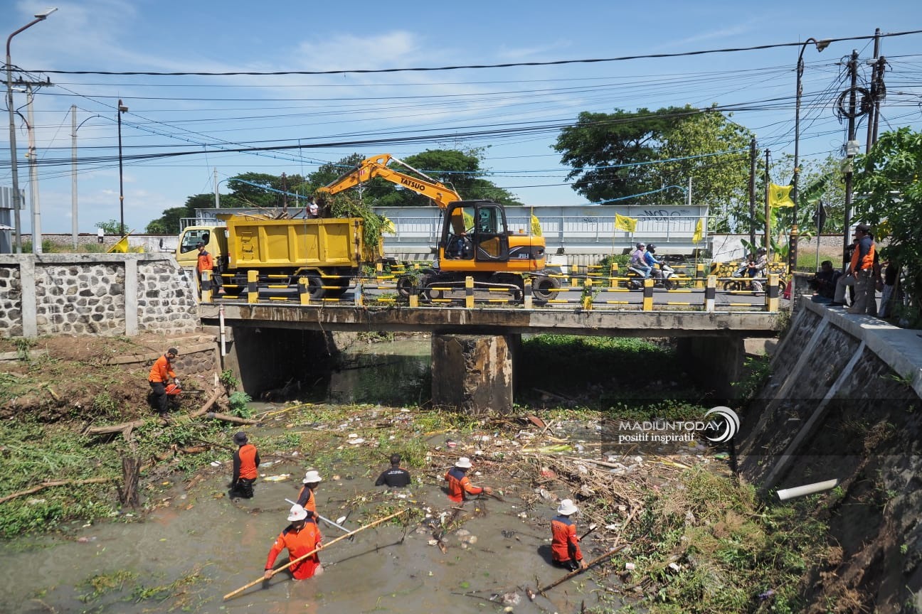 Foto 2 dari 8: Antisipasi Musim Penghujan, BPBD Bersih-Bersih Kali Piring
