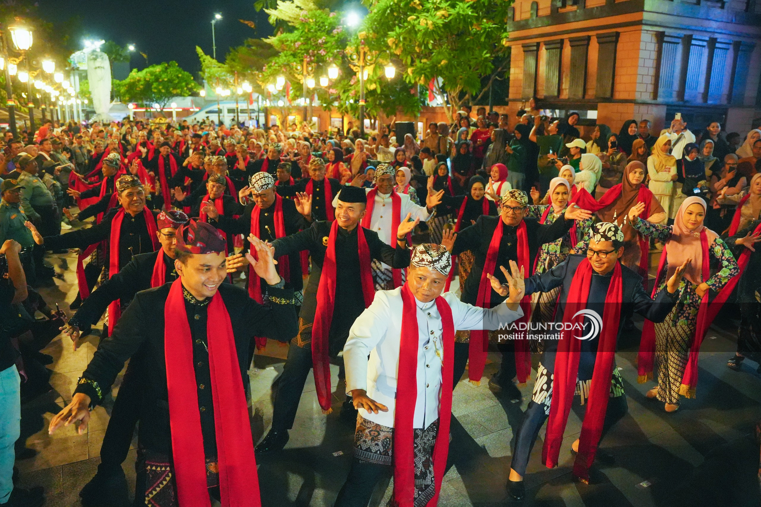 Foto 6 dari 29: 5.000 Peserta Madiun Menari Ukir Sejarah Kota, Sekaligus Jadi Bukti Cinta Masyarakat Untuk Daerahnya
