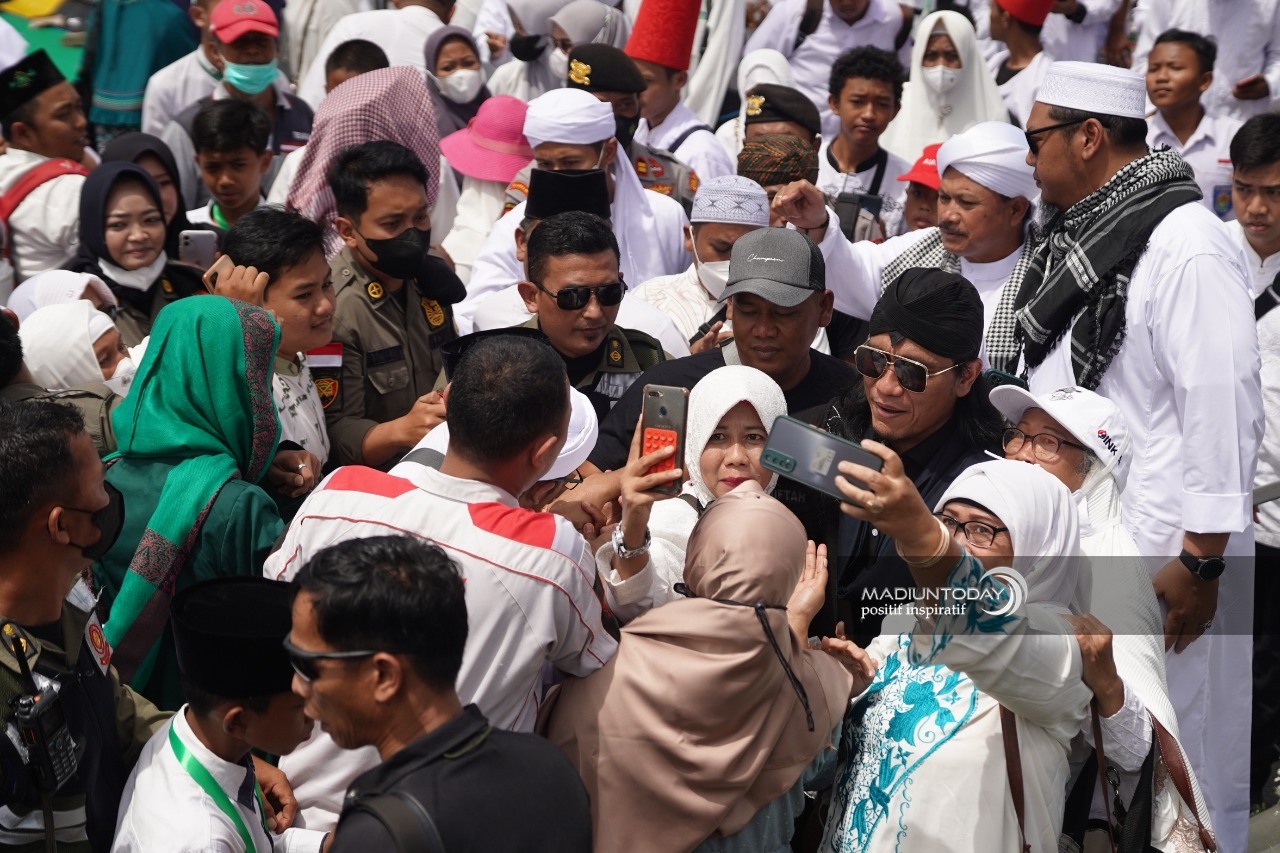 Foto 8 dari 10: Ngaji di Kota Pendekar, Gus Miftah: PRC dan Warung NKRI Jadi Simbol Kerukunan Kota Madiun Untuk Indonesia