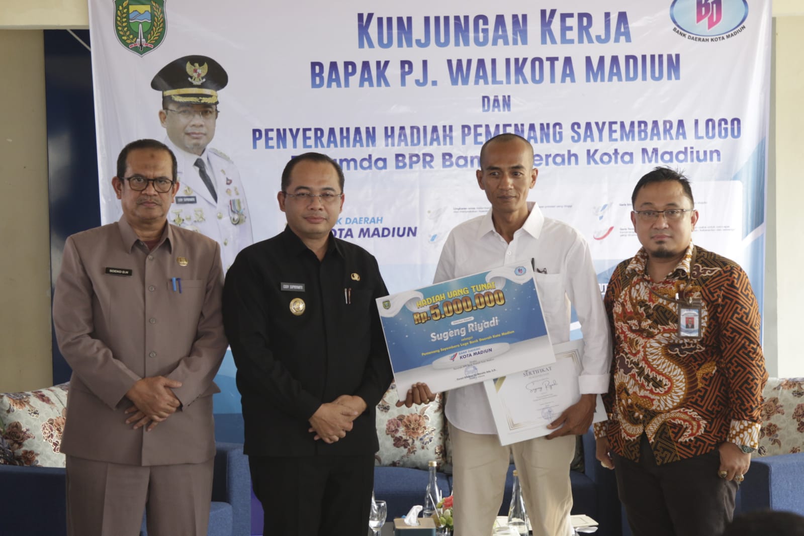 Foto 5 dari 17: Kunjungan Kantor Perumda BPR Bank Daerah Kota Madiun, Pj Wali Kota Apresiasi Kinerja Dan Dorong Inovasi Untuk Tingkatkan Performa Pegawai