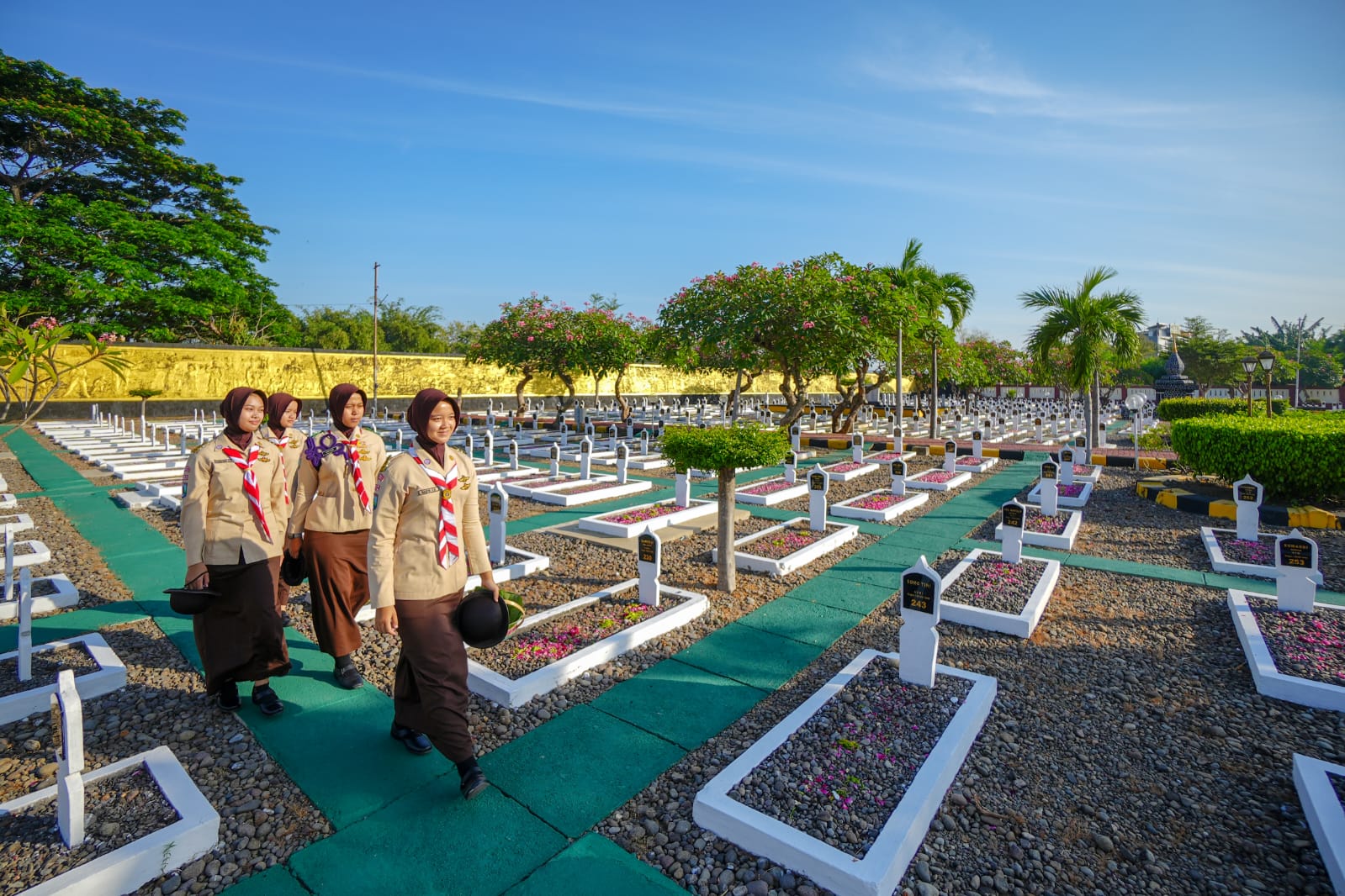Foto 9 dari 9: Jelang Hari Pramuka, Kwarcab Kota Madiun Ajak Penggalang Dan Penegak Tabur Bunga Di Makam Pahlawan