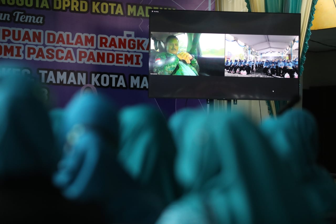 Foto 4 dari 8: Dinas Luar, Wali Kota Hadiri Pertemuan Warga Secara Virtual