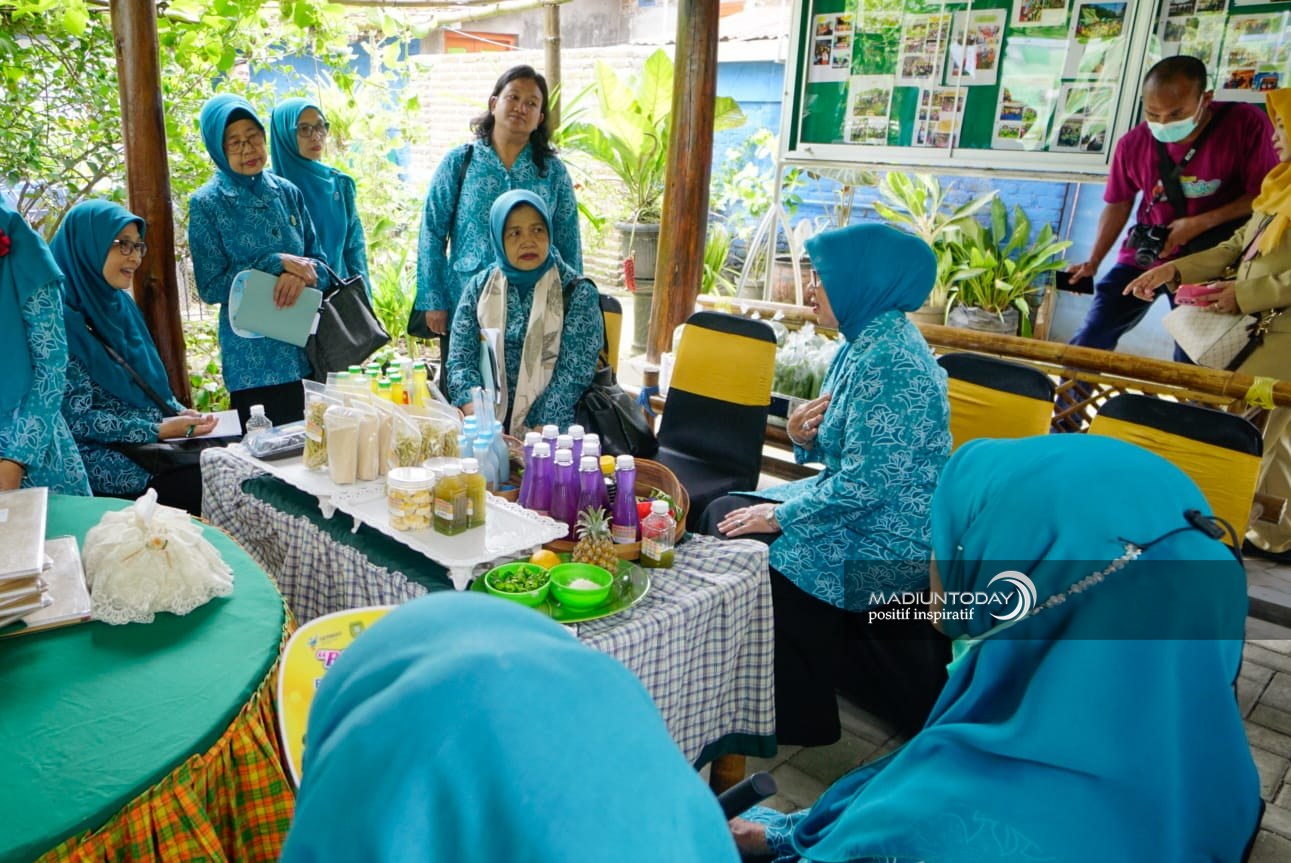Foto 15 dari 16: Kunjungan Lapangan Lomba PKK Sehat Lestari Berencana, Tim Juri Akui Terkesan Dengan Kota Madiun