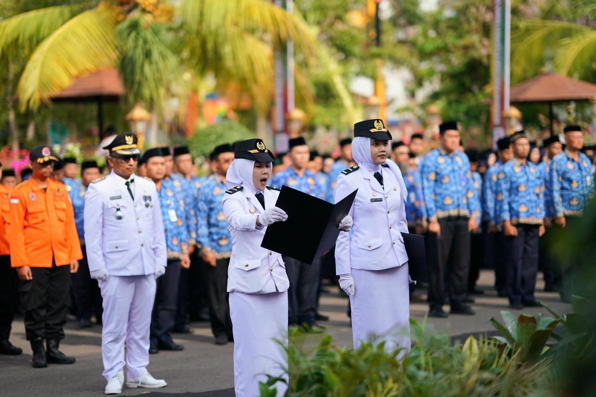 Foto 12 dari 16: Gelar Upacara Hari Jadi ke-79 Pemprov Jatim, Pj Wali Kota Ajak Masyarakat Berperan Aktif dan Ikut Sukseskan Pemilu