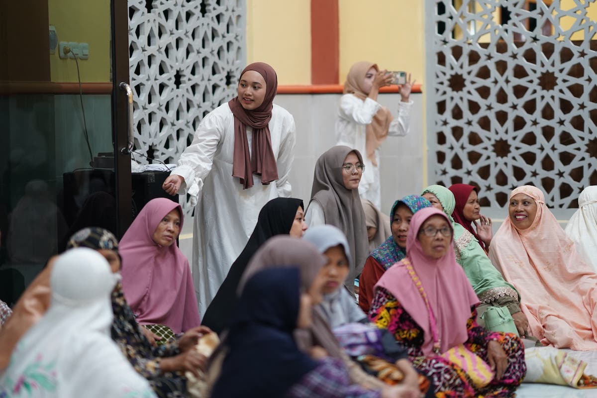 Foto 8 dari 9: Shalat Magrib di Masjid Diniyah Nurul Iman, Wali Kota Beri Santunan Hingga Sosialisasikan Pembangunan