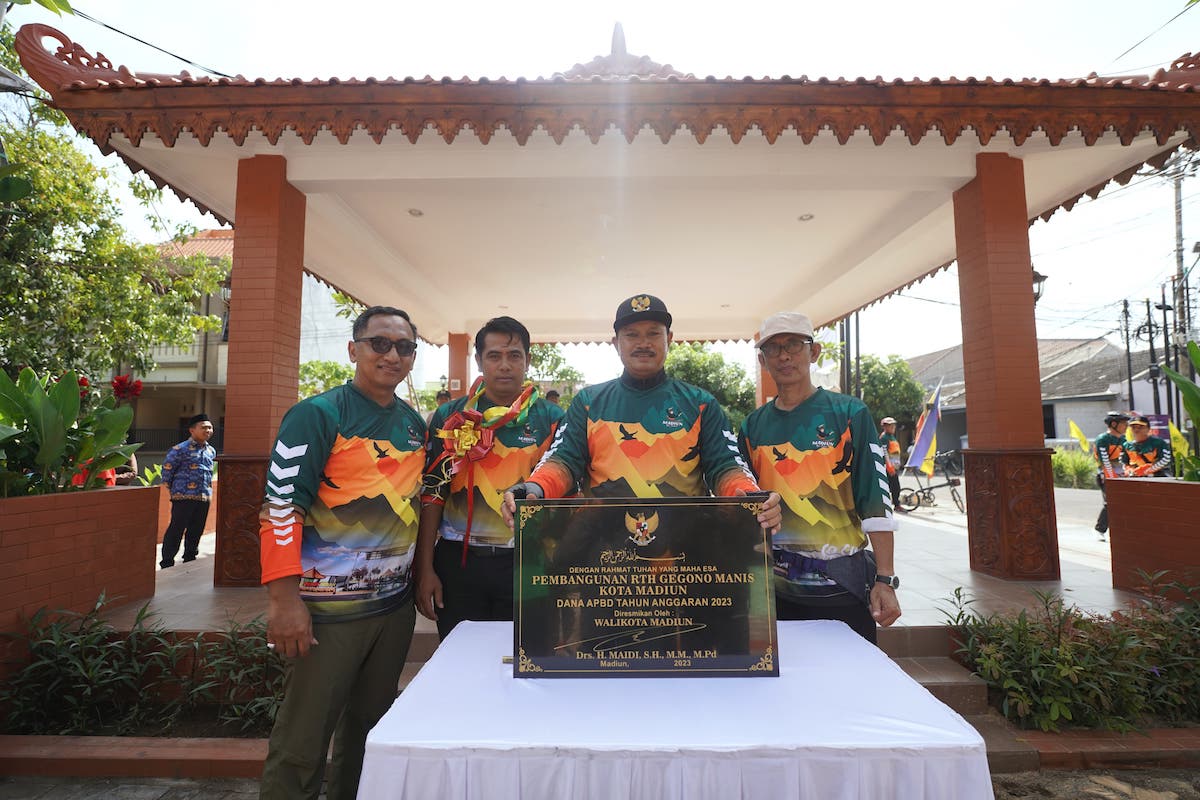 Foto 8 dari 9: Sembari Gowes, Wali Kota Resmikan RTH, Beri Bansos Disabilitas, Hingga Bantuan RTLH
