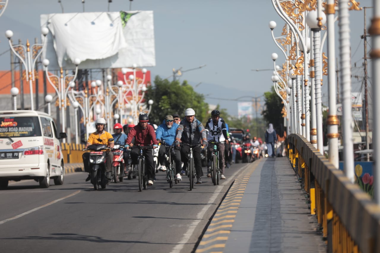 Foto utama berita: Gowes Pagi, Wali Kota Salurkan Bantuan Lansia Hingga Panen Bawang Merah