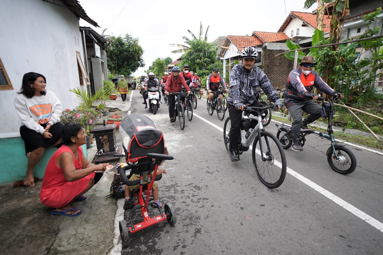 Foto 3 dari 10: Gowes Di Kartoharjo, Wali Kota Cek Progres Pavingisasi Hingga Proyek Ternak Lebah Madu
