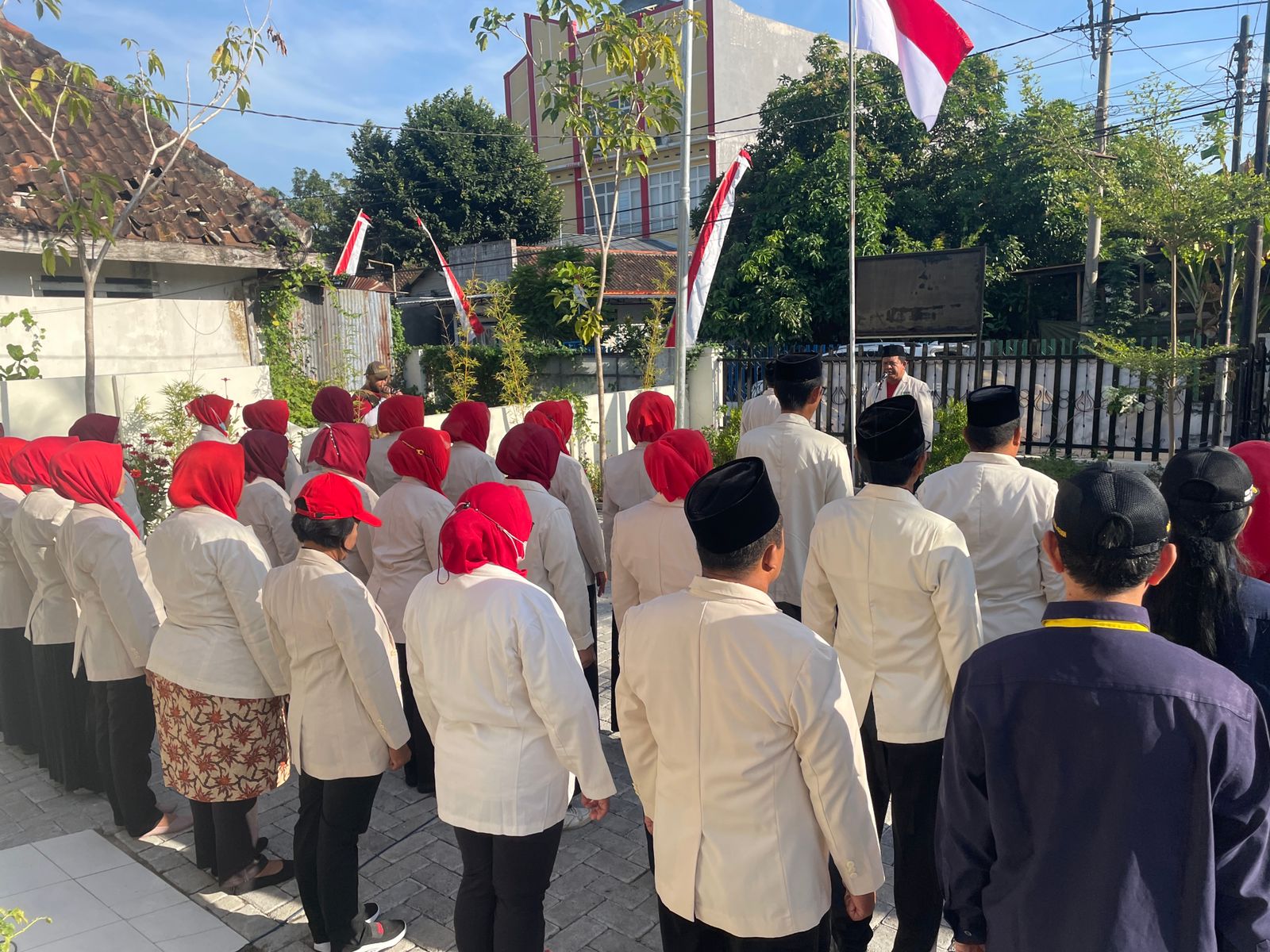Foto 2 dari 7: Bersama PSM dan TKSK, ODGJ di Kota Madiun Ikuti Peringatan HUT RI ke-78