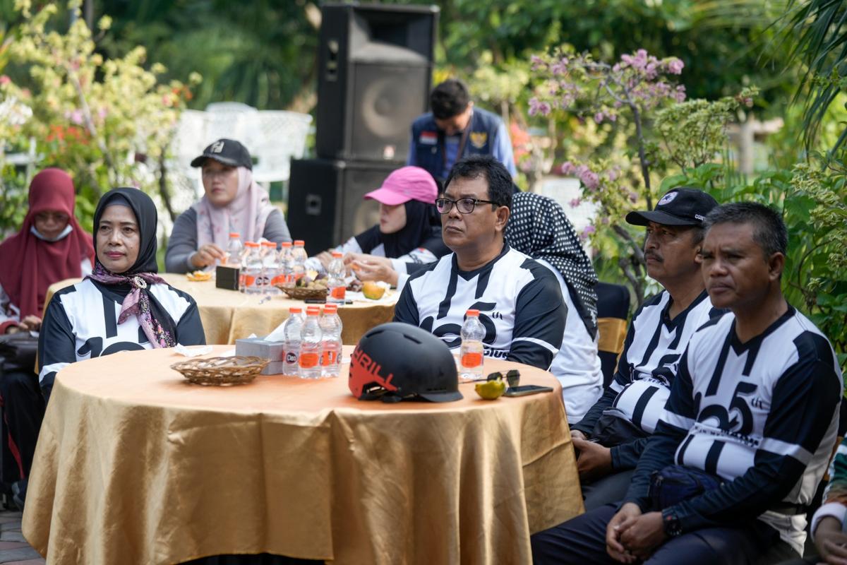 Foto 6 dari 8: Gowes Jumat Sehat, Wali Kota Cek Pavingisasi, Tinjau Masyarakat, Serta Beri Arahan Pejabat