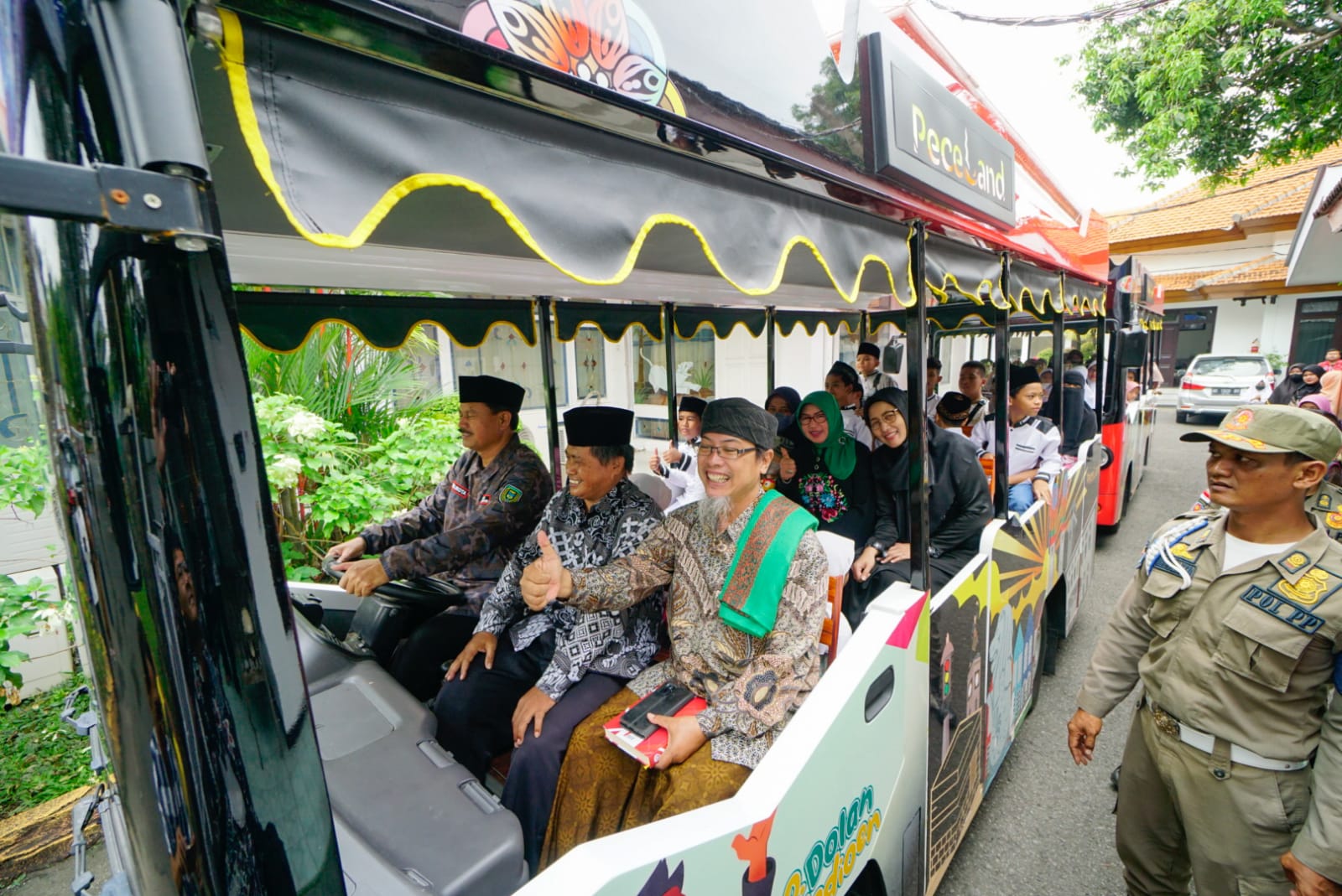 Foto 2 dari 16: Berbagi Kebahagiaan Dengan Anak Yatim, Wali Kota Ajak Keliling Naik Elcito