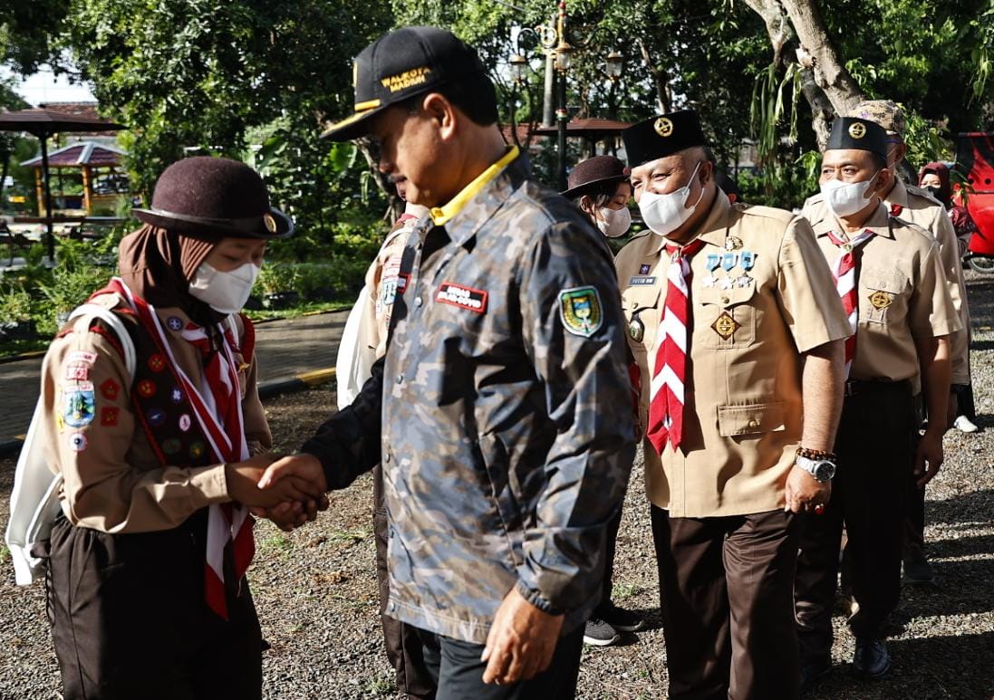 Foto 9 dari 11: Berangkatkan Peserta Lomba Pramuka Tingkat IV, Wali Kota: Pramuka Pribadi yang Tahan Banting