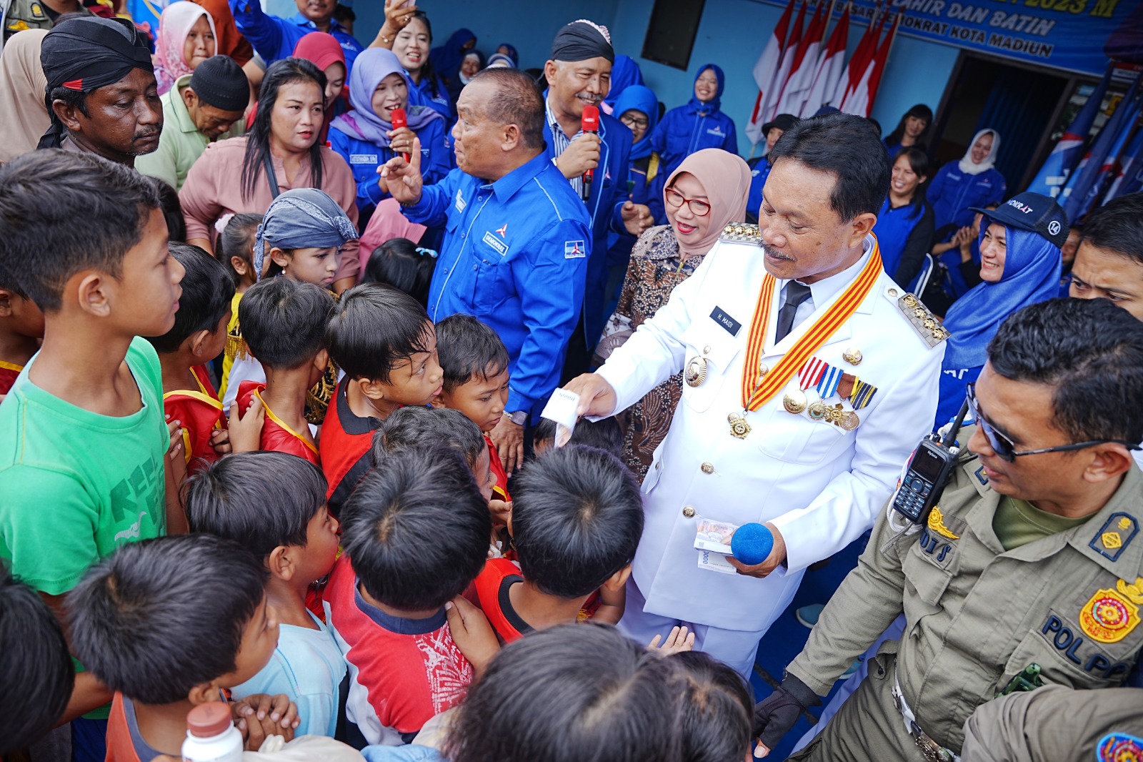 Foto 7 dari 10: Peringati 4 Tahun MaDa, Wali Kota Hadiri Pagelaran Reog di DPC Demokrat