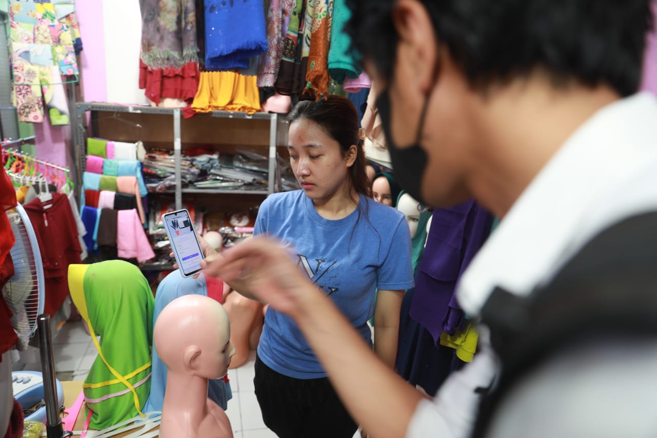 Foto 4 dari 6: Lewat Aplikasi Pasar e-Madiun, Pedagang Belajar Pemasaran Secara Online