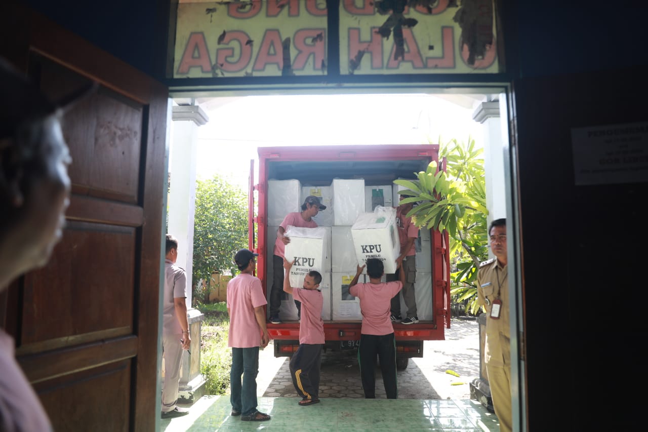 Foto 6 dari 10: H-2 Pemilu, KPU Distribusikan Logistik Pemungutan Suara Ke Kelurahan