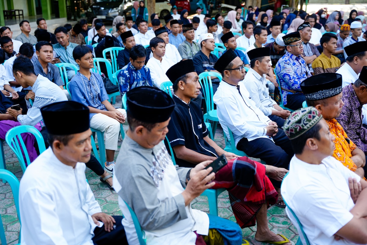 Foto 6 dari 8: Hadiri Pengajian Ahad Wage di SMKN 3, Wali Kota Madiun: Allah Pasti Mendengar Semua Doa
