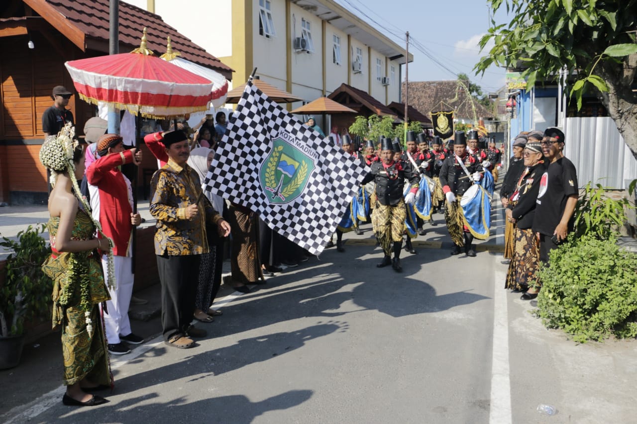 Foto 5 dari 6: Hadiri Seremoni Pembukaan Wilujeng Bumi Madhioen, Wali Kota Beri Apresiasi