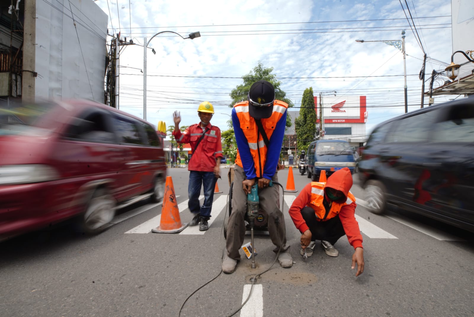 Foto 3 dari 6: Tingkatkan Keamanan Lalu Lintas, Dishub Tambah Road Stud Di Jantung Kota