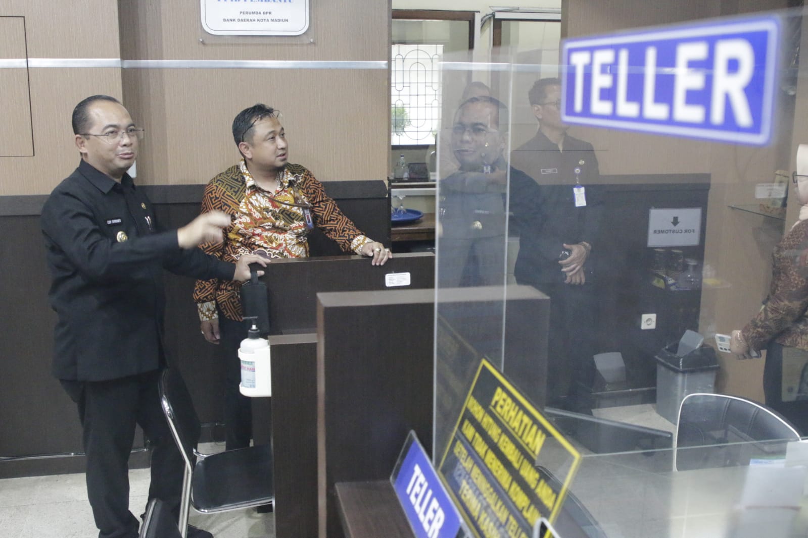 Foto 12 dari 17: Kunjungan Kantor Perumda BPR Bank Daerah Kota Madiun, Pj Wali Kota Apresiasi Kinerja Dan Dorong Inovasi Untuk Tingkatkan Performa Pegawai