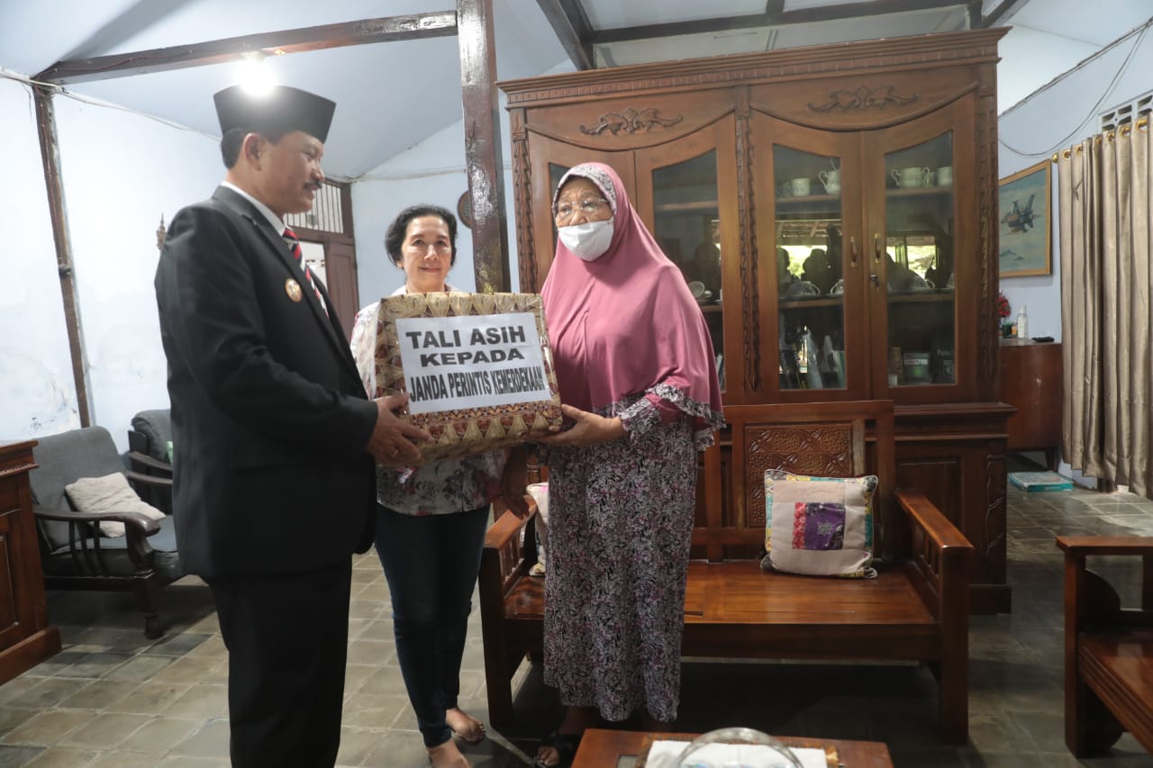 Foto utama berita: Bentuk Penghormatan Bagi Pahlawan Negeri, Wali Kota Salurkan Tali Asih Bagi Janda Perintis
