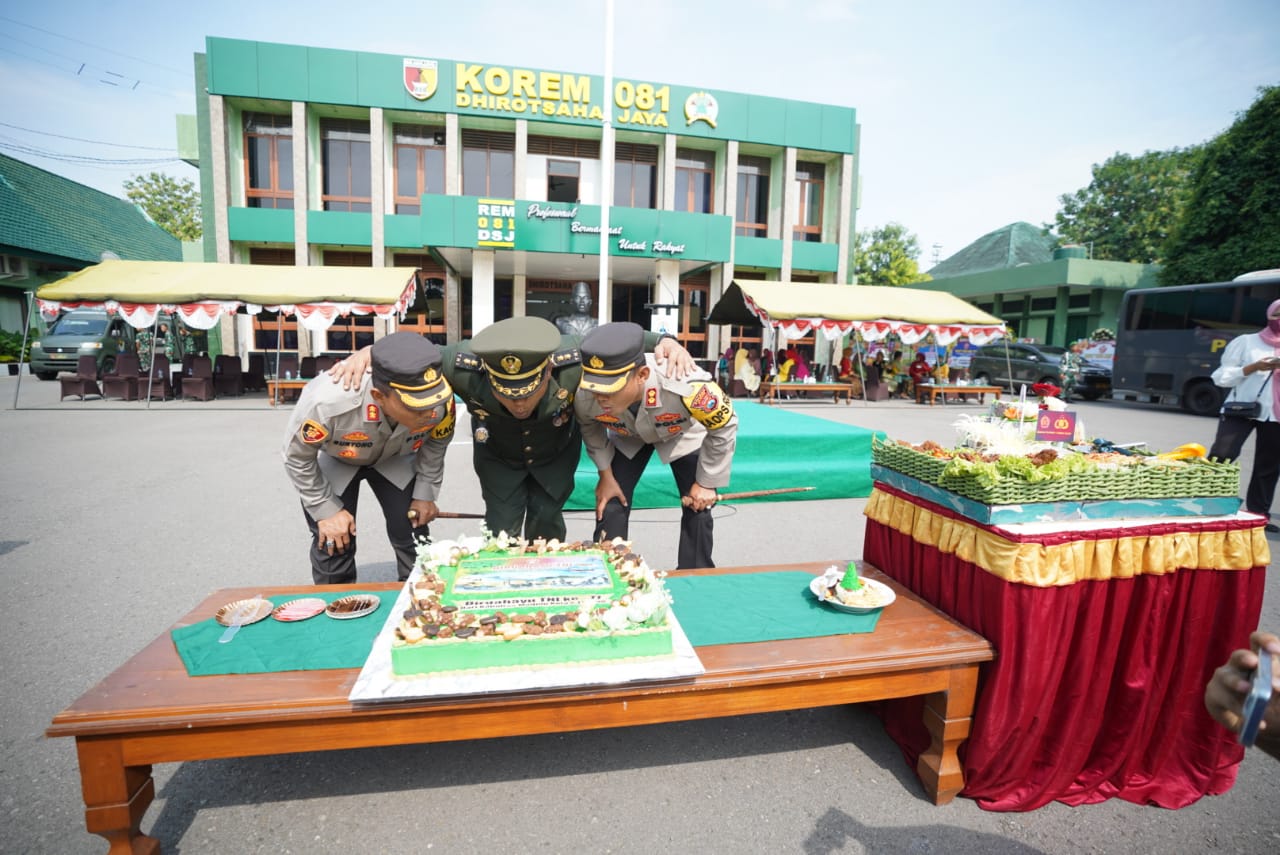 Foto 2 dari 11: Rayakan HUT Ke-77 TNI, Polisi Kota/Kabupaten Beri Kejutan Untuk Korem