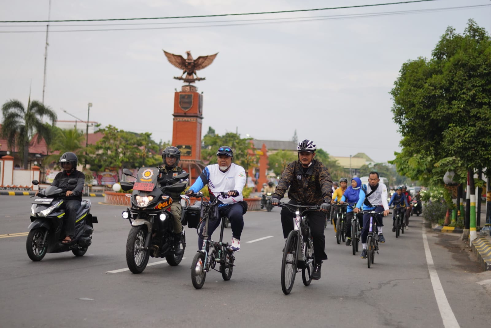 Foto utama berita: Gowes Tiga Kelurahan, Wali Kota Kumpulkan PR Pembangunan Hingga Ke Gang Kecil