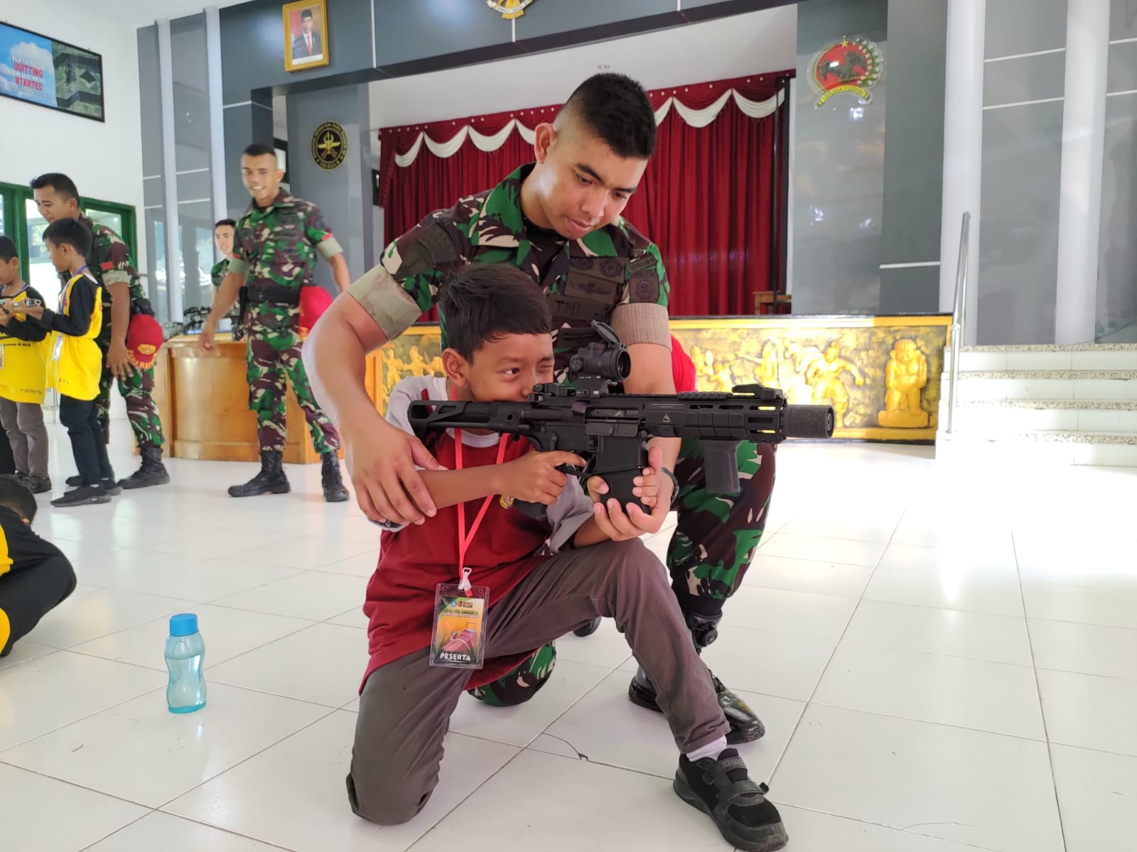 Foto 5 dari 7: Bentuk Karakter Siswa, SDN Banjarejo Ajak Siswa Belajar di Markas Batalyon Yonif Para Raider 501/BY