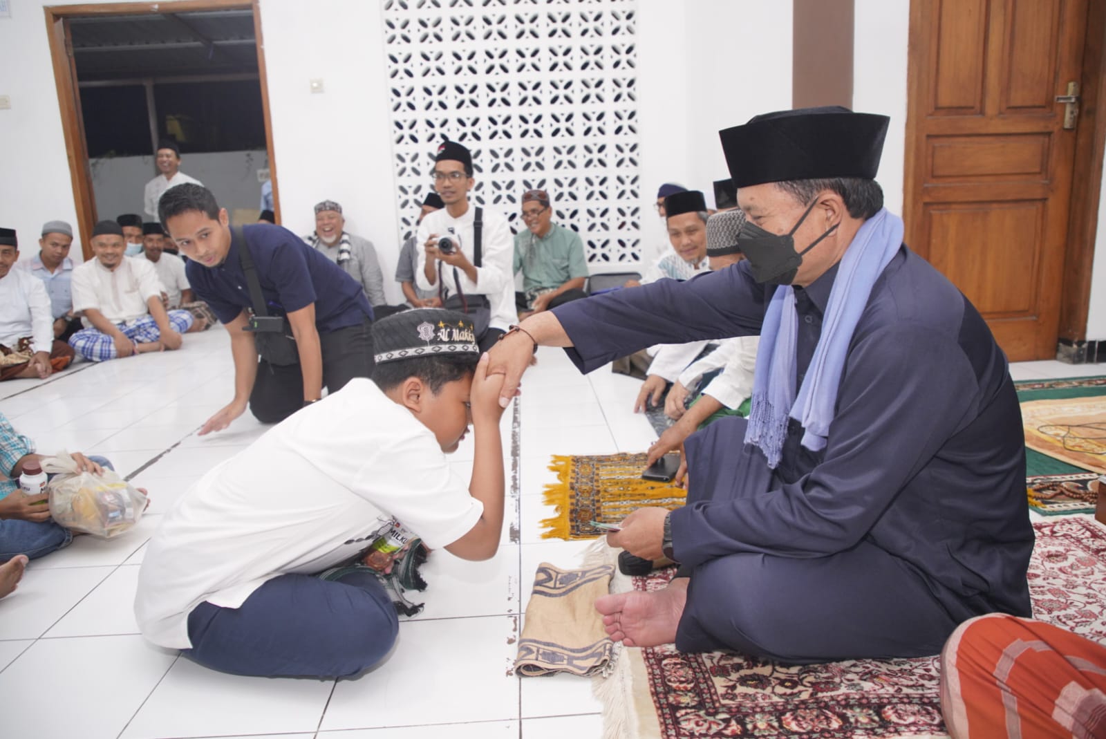 Foto 5 dari 10: Shalat Berjamaah Di Masjid Abu Bakar, Wali Kota Imbau Warga Ikut Jaga Kondusifitas Jelang Lebaran