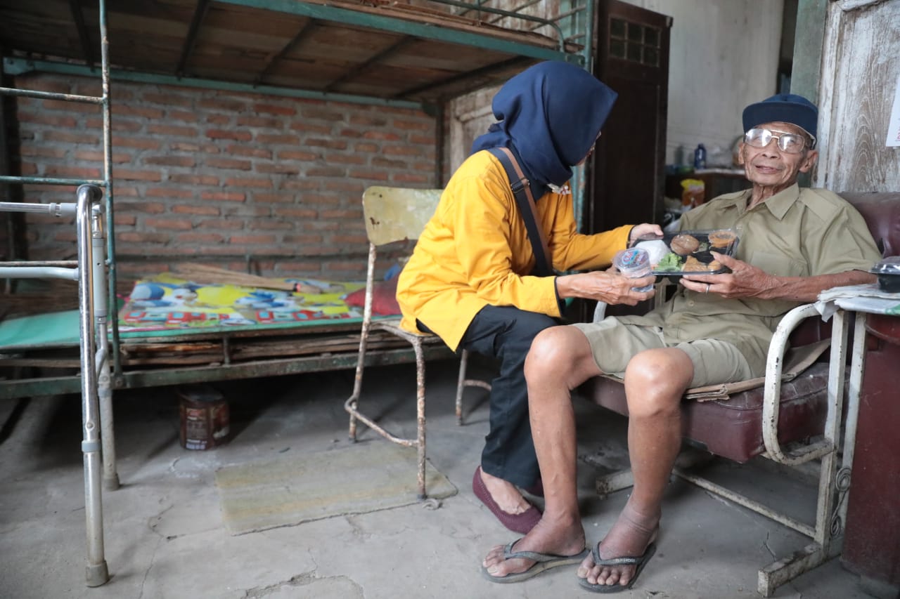 Foto 1 dari 4: Program Berlanjut, Permakanan Lansia Tunggal Bantu Warga Penuhi Kebutuhan Gizi Harian