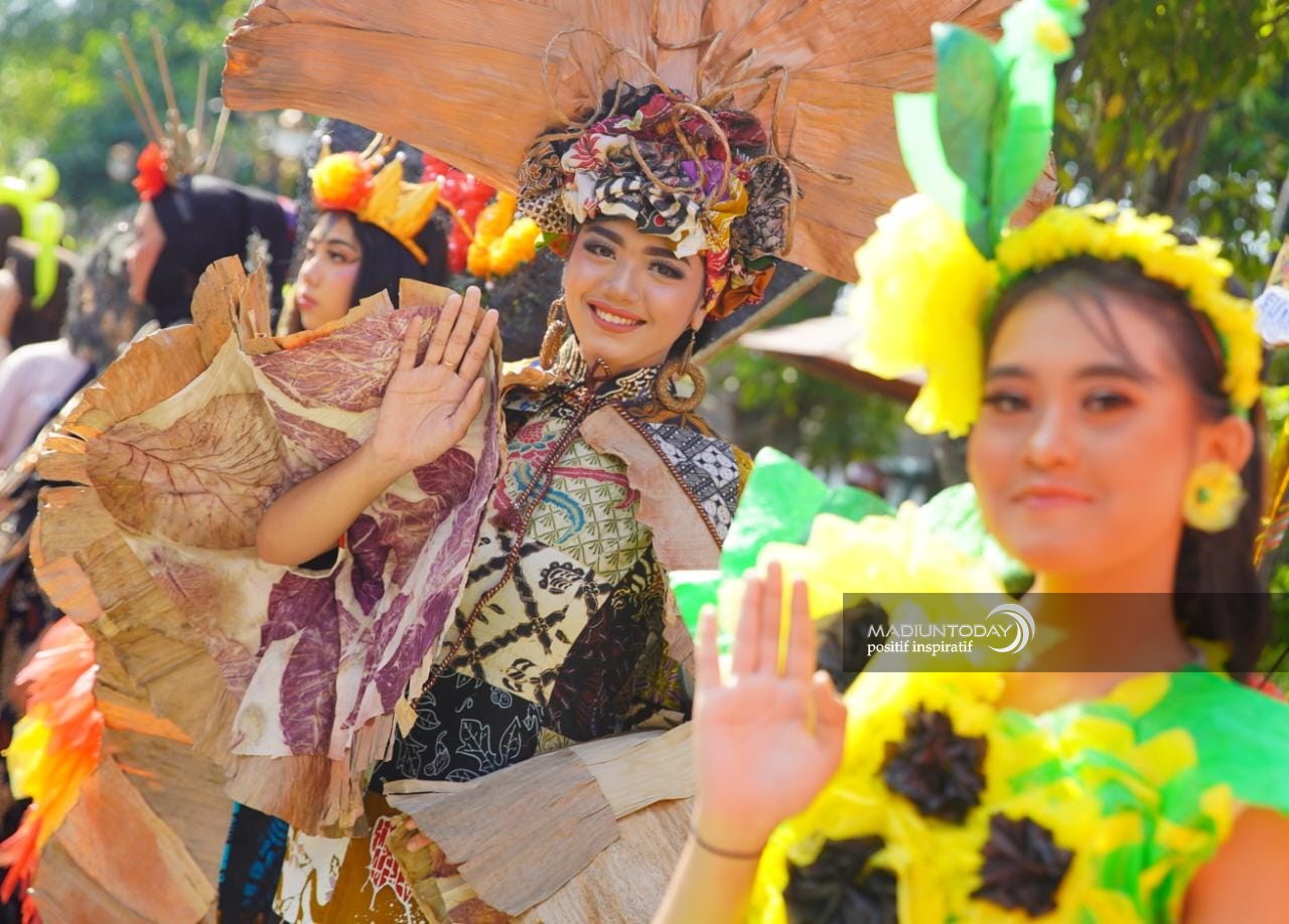 Foto 6 dari 8: Dari Barang Bekas Jadi Kostum Berkelas
