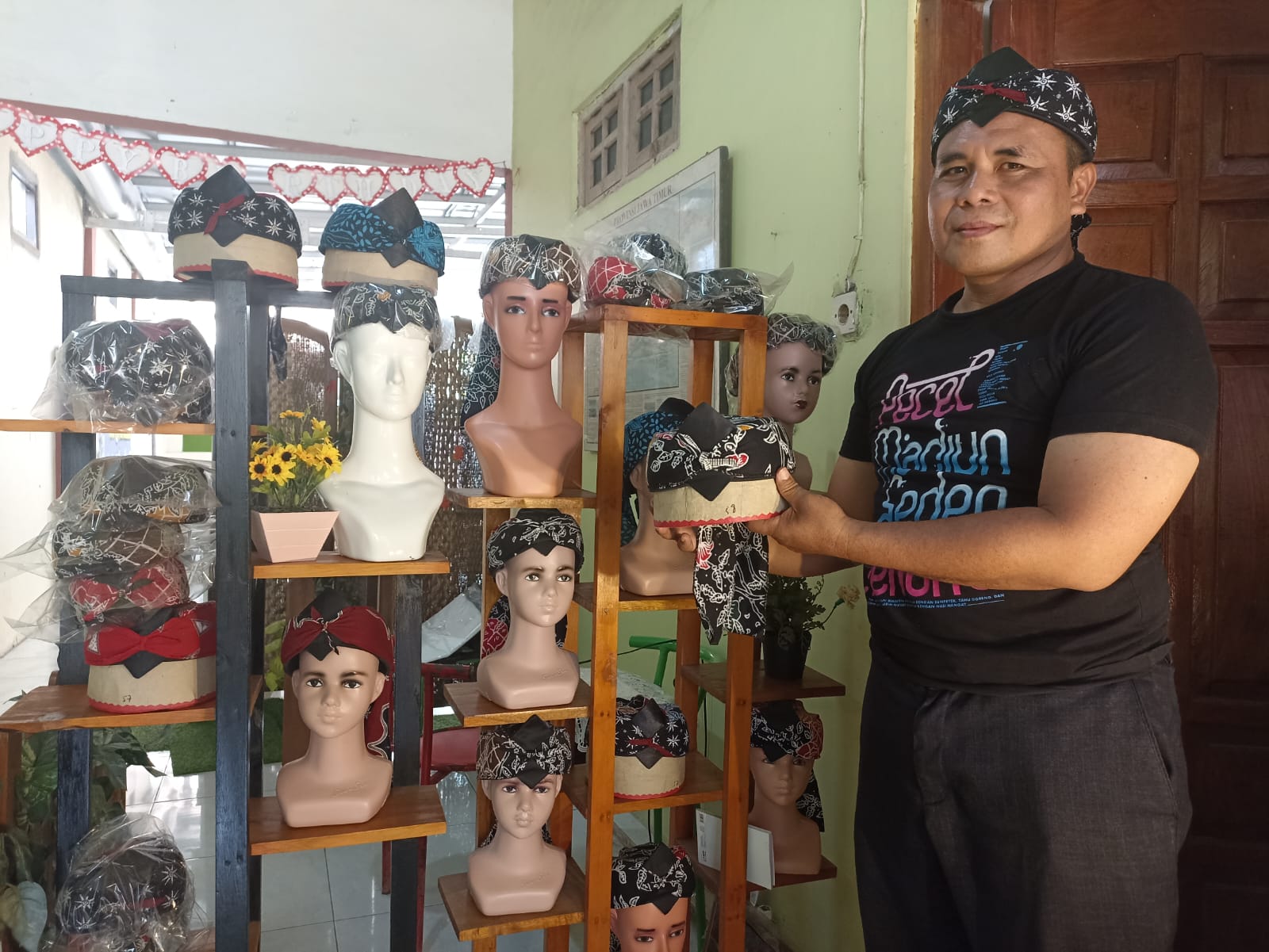 Foto utama berita: Angkat Potensi Lokal, Budi Santosa Ciptakan Udeng Dari Batik Khas Kota Pendekar