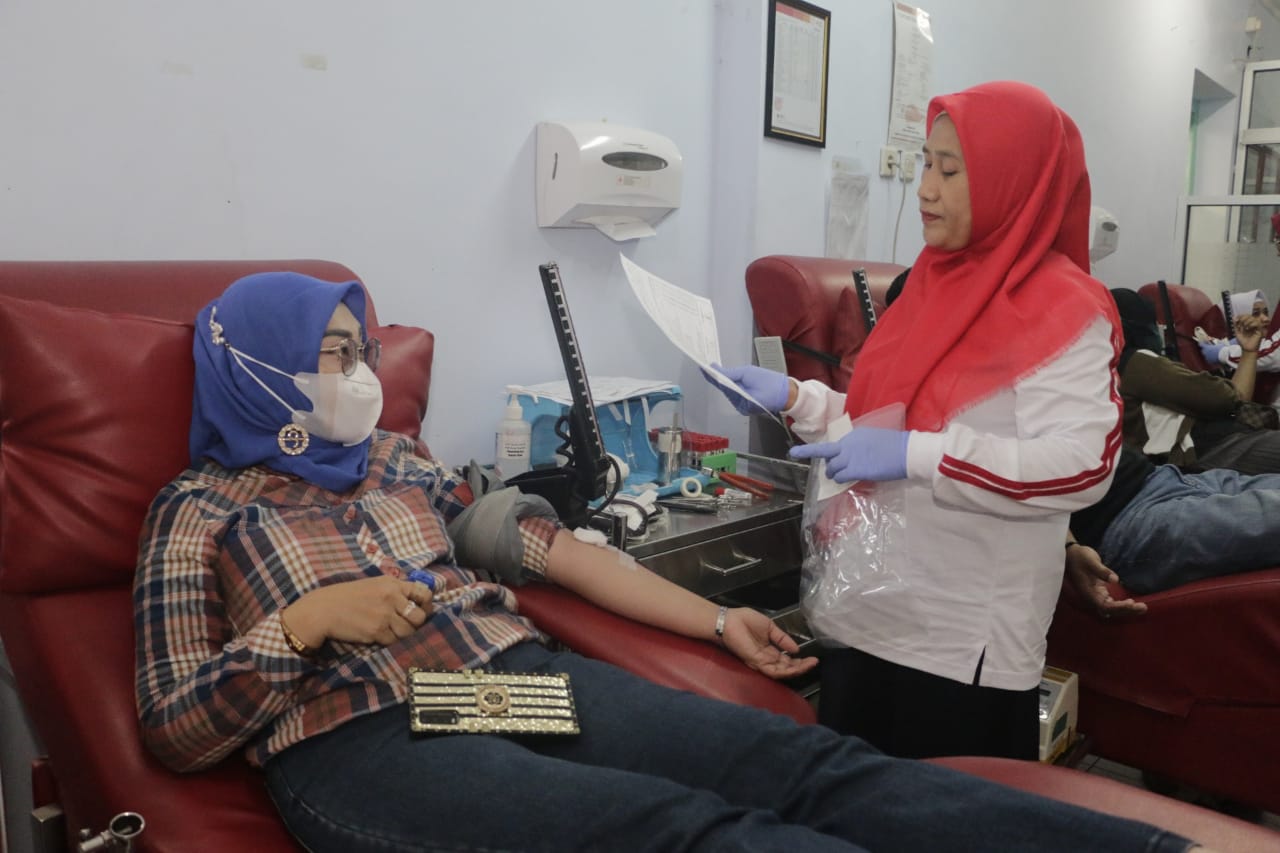 Foto utama berita: Hari Donor Darah Sedunia, UDD PMI Kota Madiun Sediakan Sembako Gratis Bagi 100 Pendonor Pertama