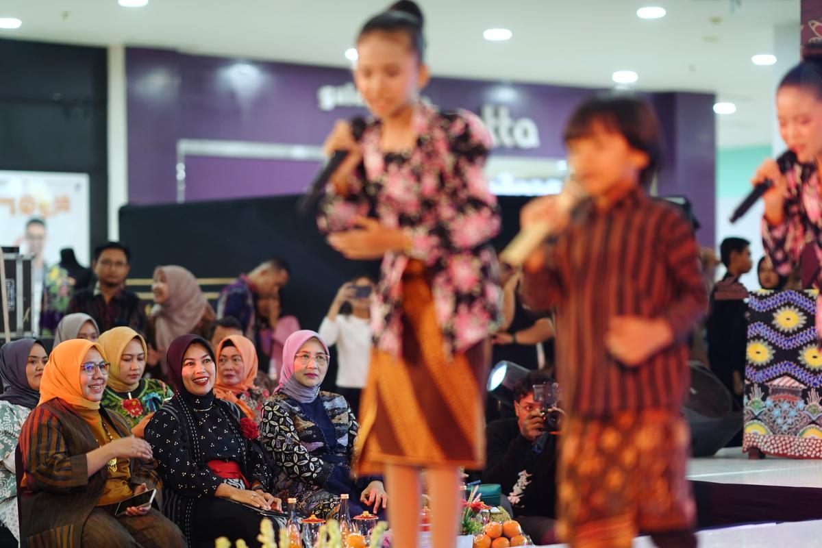 Foto 10 dari 13: Buka Kemilau Batik Nusantara, Pj Wali Kota Ingin Batik Semakin Dikenal dan Dicintai