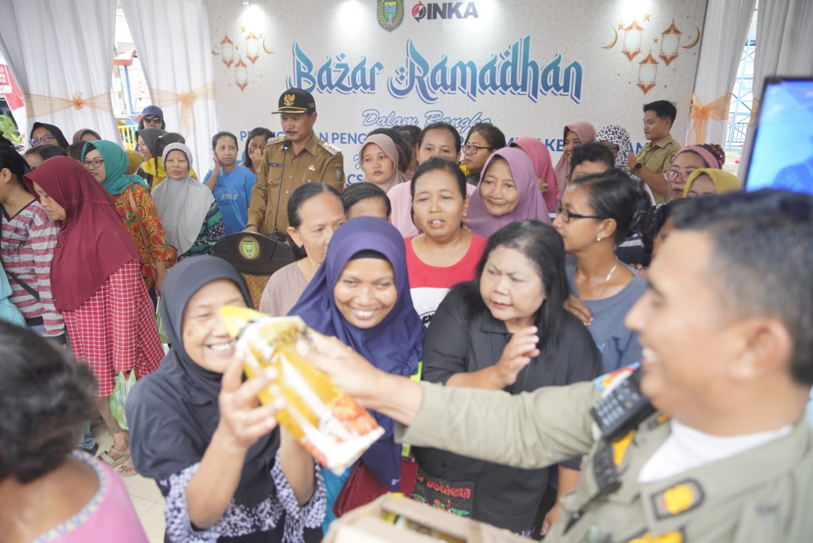 Foto 6 dari 9: Wali Kota Maidi Serahkan Bantuan CSR Hingga Buka Bazar Takjil Lapak UMKM