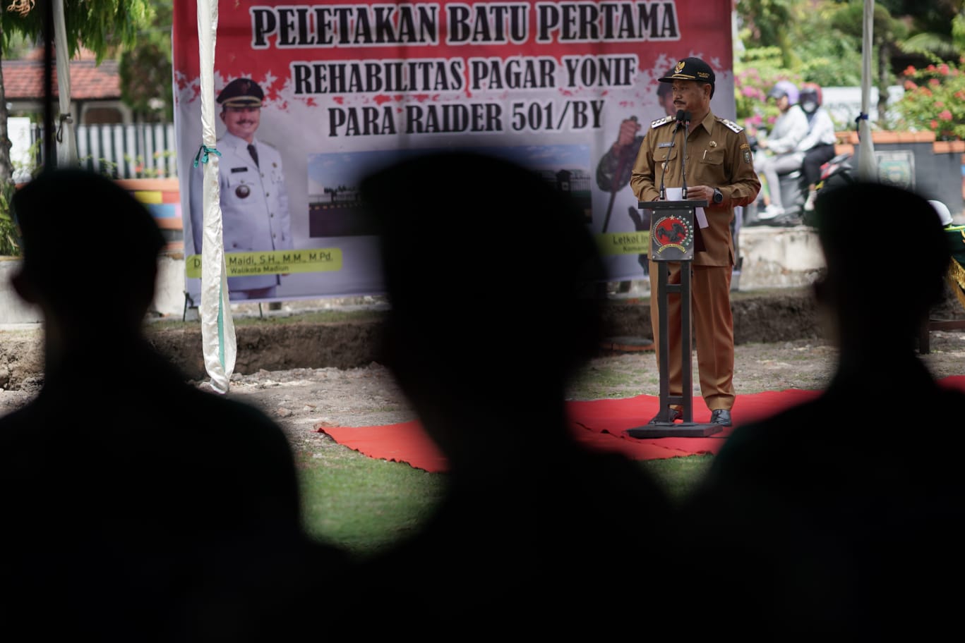 Foto 4 dari 8: Peletakan Batu Pertama Pembangunaan Pagar di Mayonif Para Raider 501/BY, Wali Kota: Wujud Identitas Kuat dan Hebat