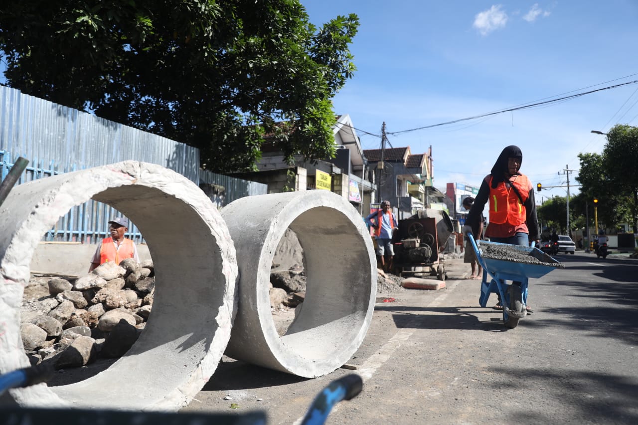 Foto 3 dari 7: Trotoar Jalan dr Seotomo Juga Bersolek, Pembangunan Ditarget Selesai Juli Nanti