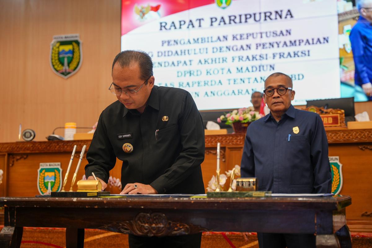 Foto 2 dari 8: Rapat Paripurna DPRD Kota Madiun, Bahas Pengambilan Keputusan Atas Raperda APBD Tahun 2025