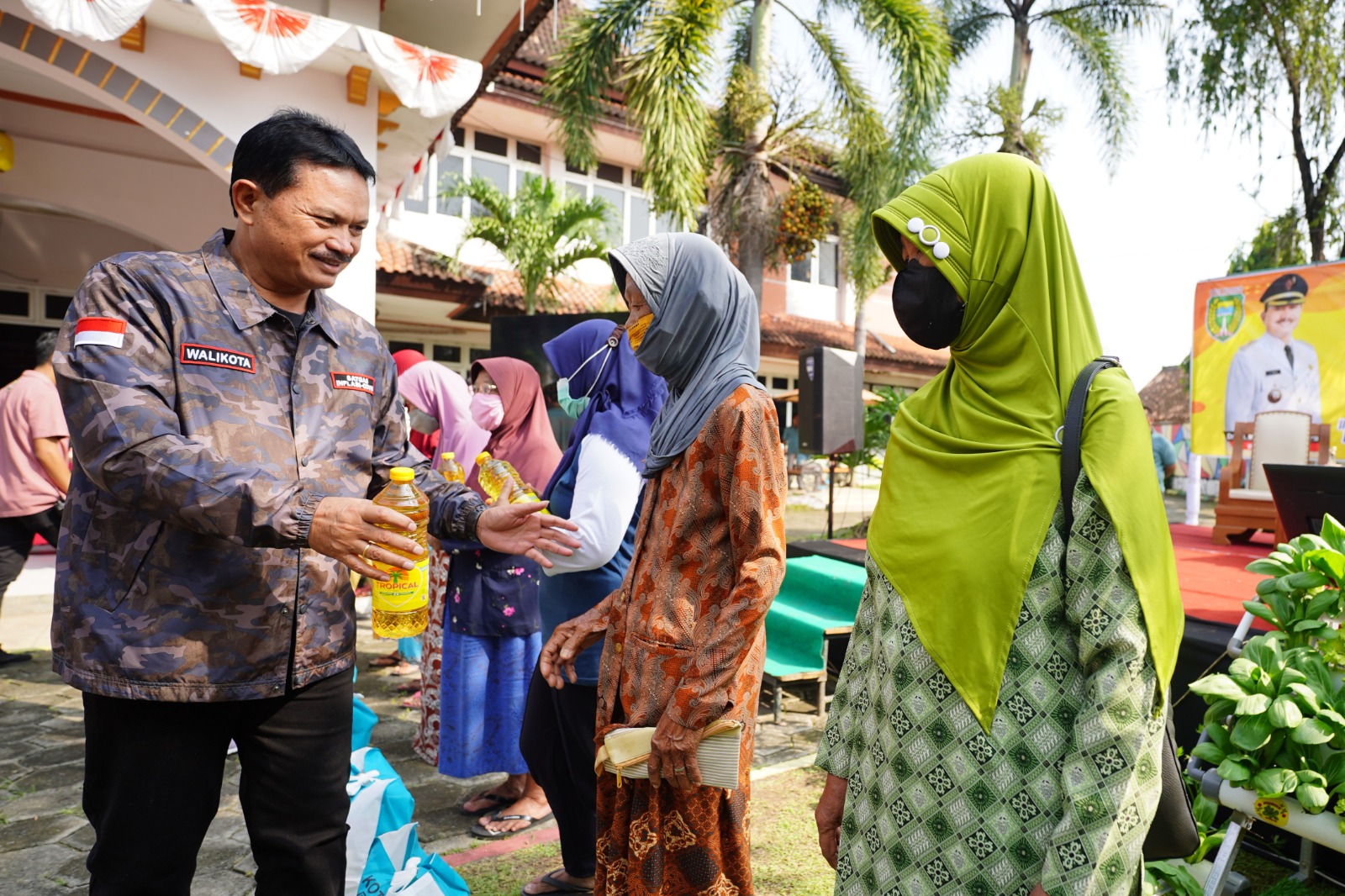 Foto 10 dari 10: Bertemu Warga di Kecamatan Manguharjo, Wali Kota: Kalau Ada Kesulitan Lapor ke Saya
