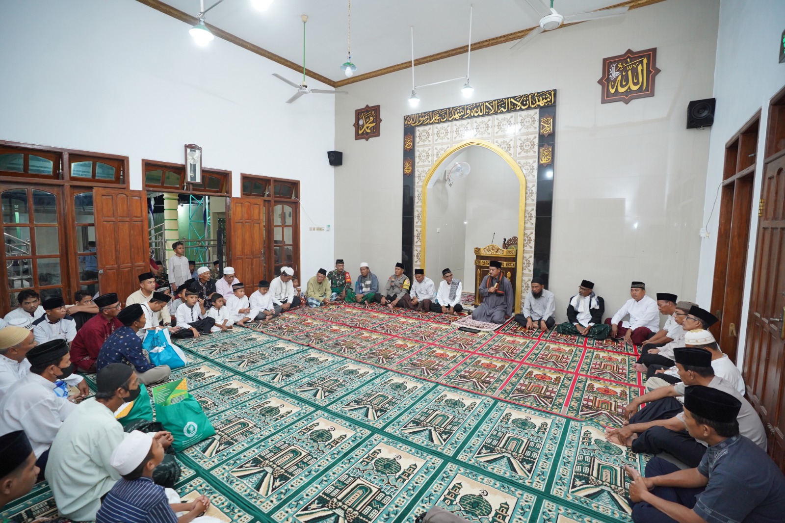 Foto 1 dari 10: Salat Isya di Masjid Al Muttaqin, Wali Kota Juga Salurkan Berbagai Bantuan