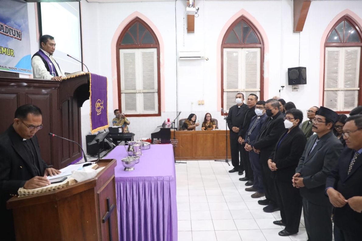 Foto 3 dari 9: Hadiri Pelantikan Pengurus PGIS Madiun, Wali Kota Beri Selamat Kepada Jemaat