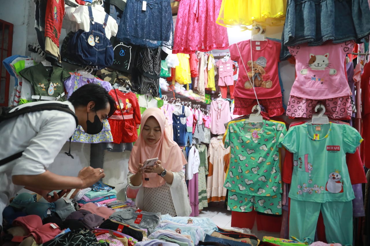 Foto 3 dari 6: Lewat Aplikasi Pasar e-Madiun, Pedagang Belajar Pemasaran Secara Online