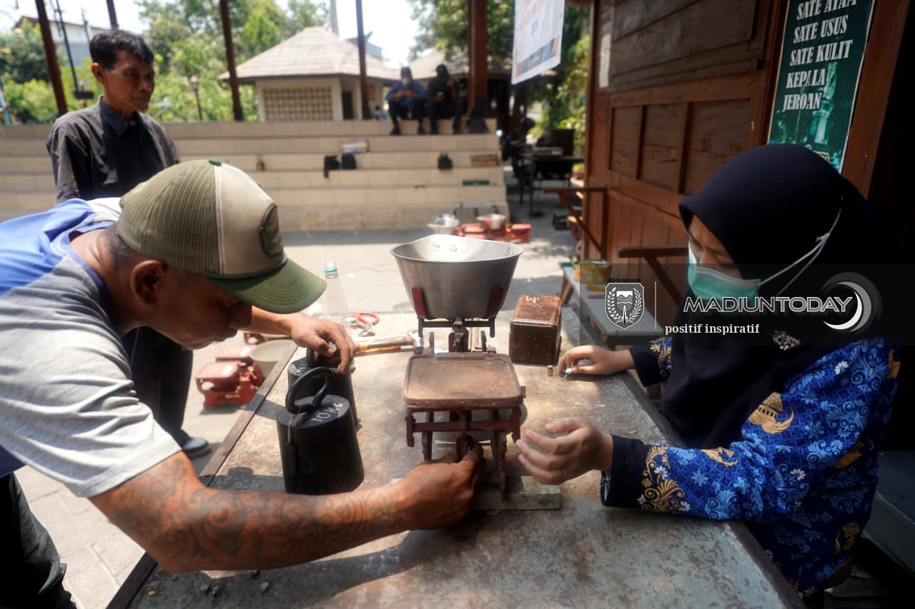 Foto 12 dari 19: Dari Posyandu hingga Pedagang, Layanan Tera Ulang Hadir di Kelurahan Pastikan Timbangan Akurat
