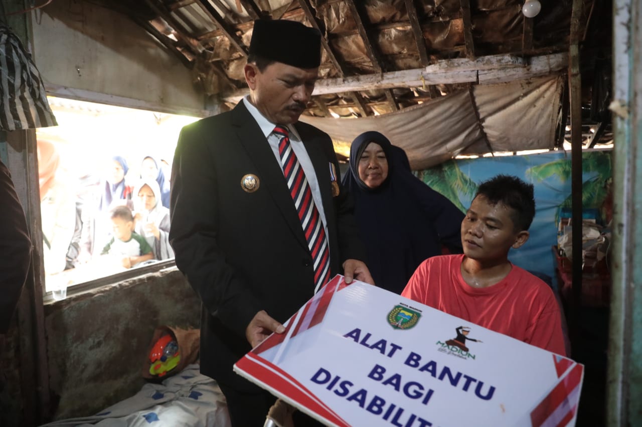 Foto utama berita: Bantu Warga Korban Kecelakaan, Wali Kota Salurkan Kursi Roda