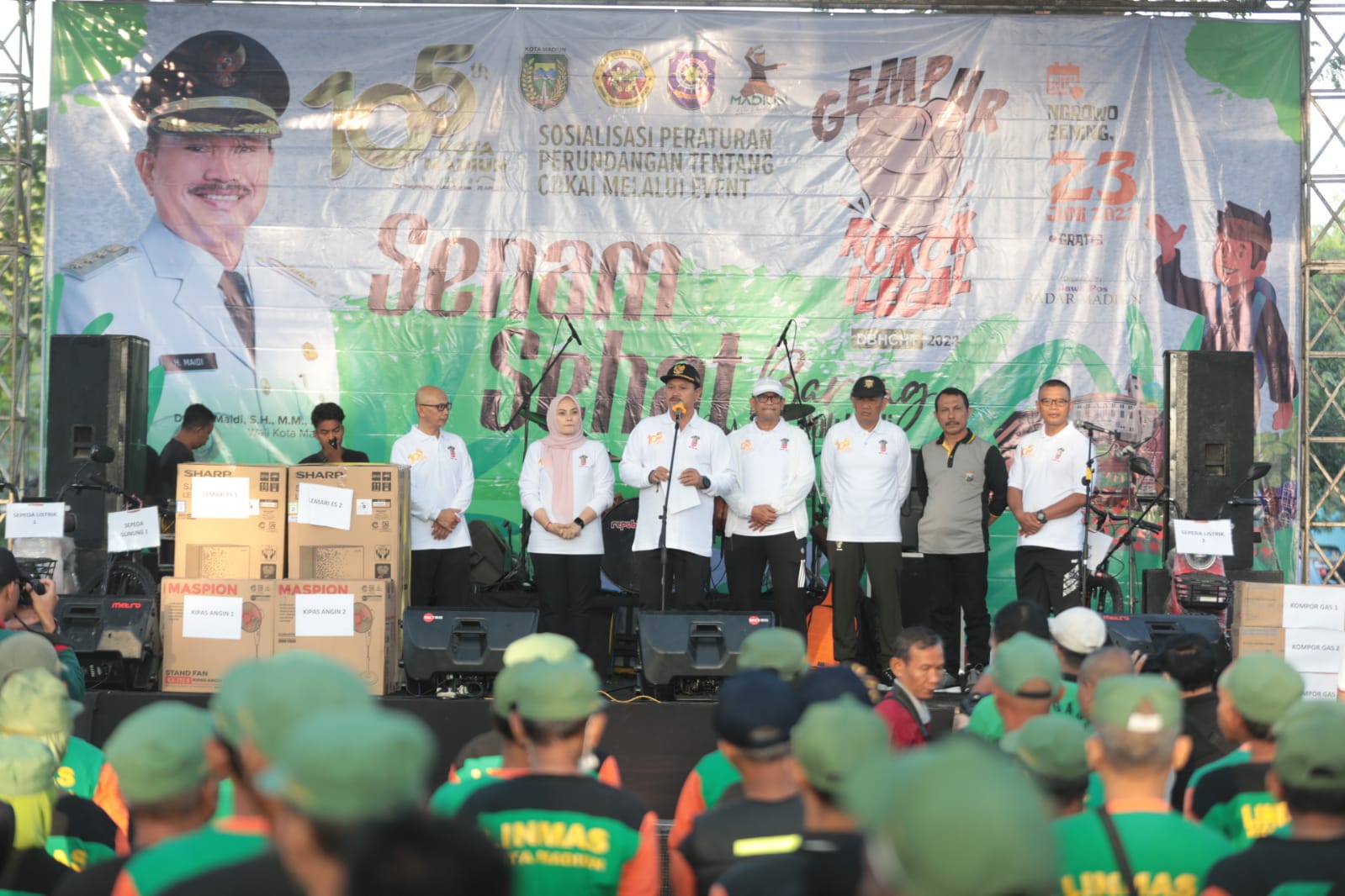 Foto 7 dari 11: Gelar Senam Bersama Satlinmas, Wali Kota : Satlinmas Harus Sehat
