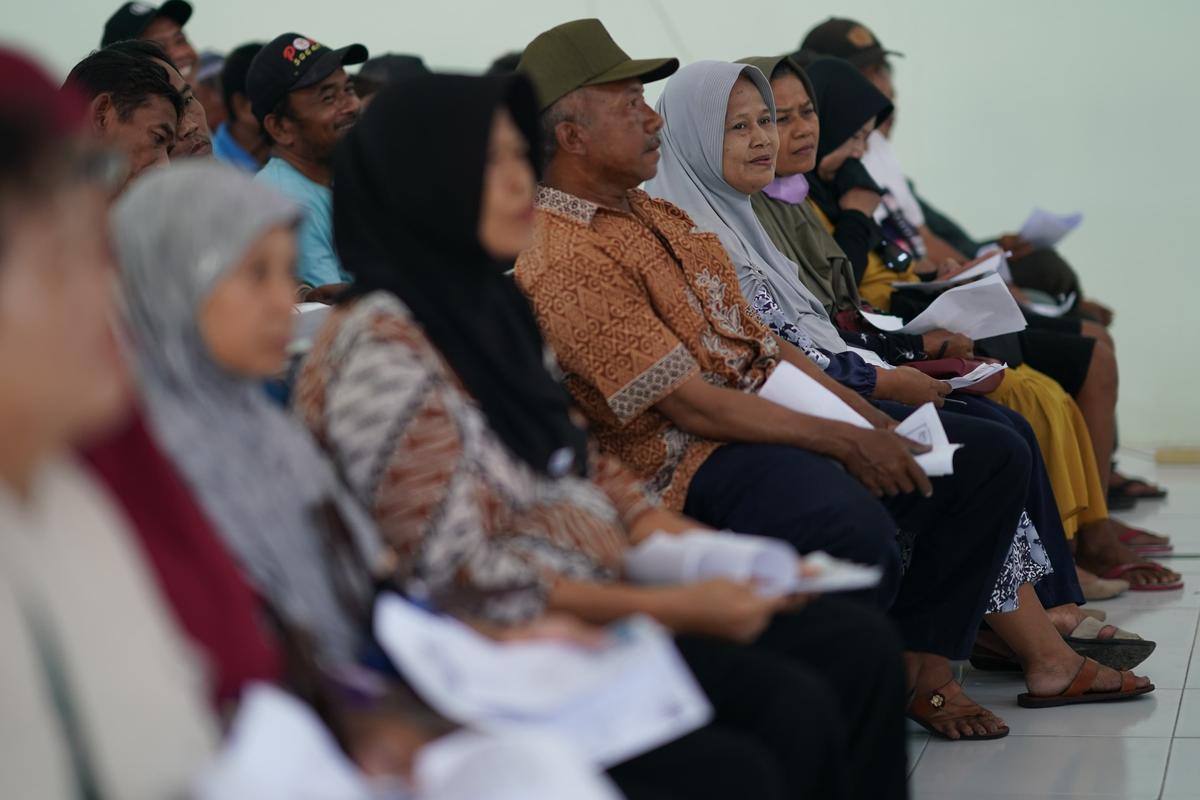 Foto 6 dari 19: Dinsos PPPA Kembali Salurkan BLT Daerah dan DBHCHT, Ada 3.353 Penerima