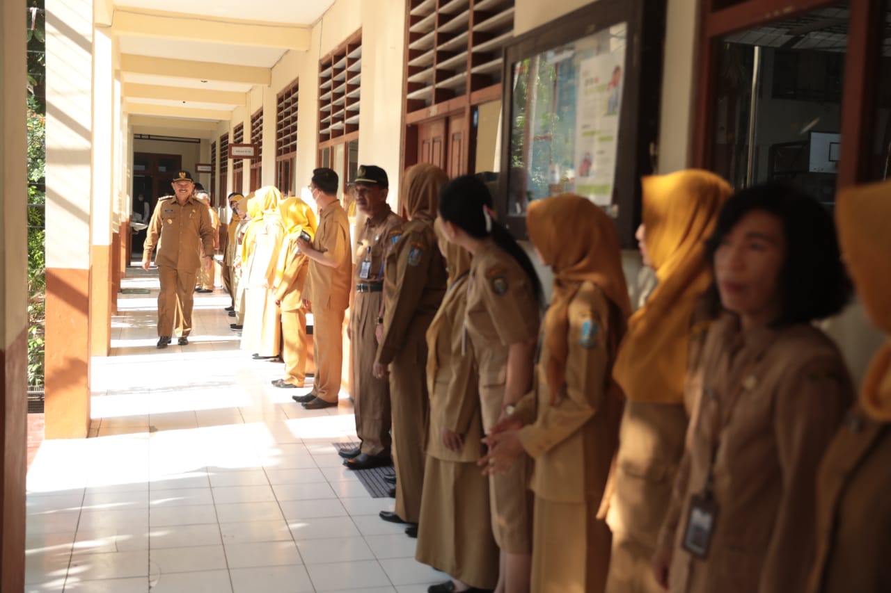 Foto 11 dari 11: Jadi Pembina Upacara di SMADA, Wali Kota: Banyak Alumni Sini yang Sukses di Berbagai Negara