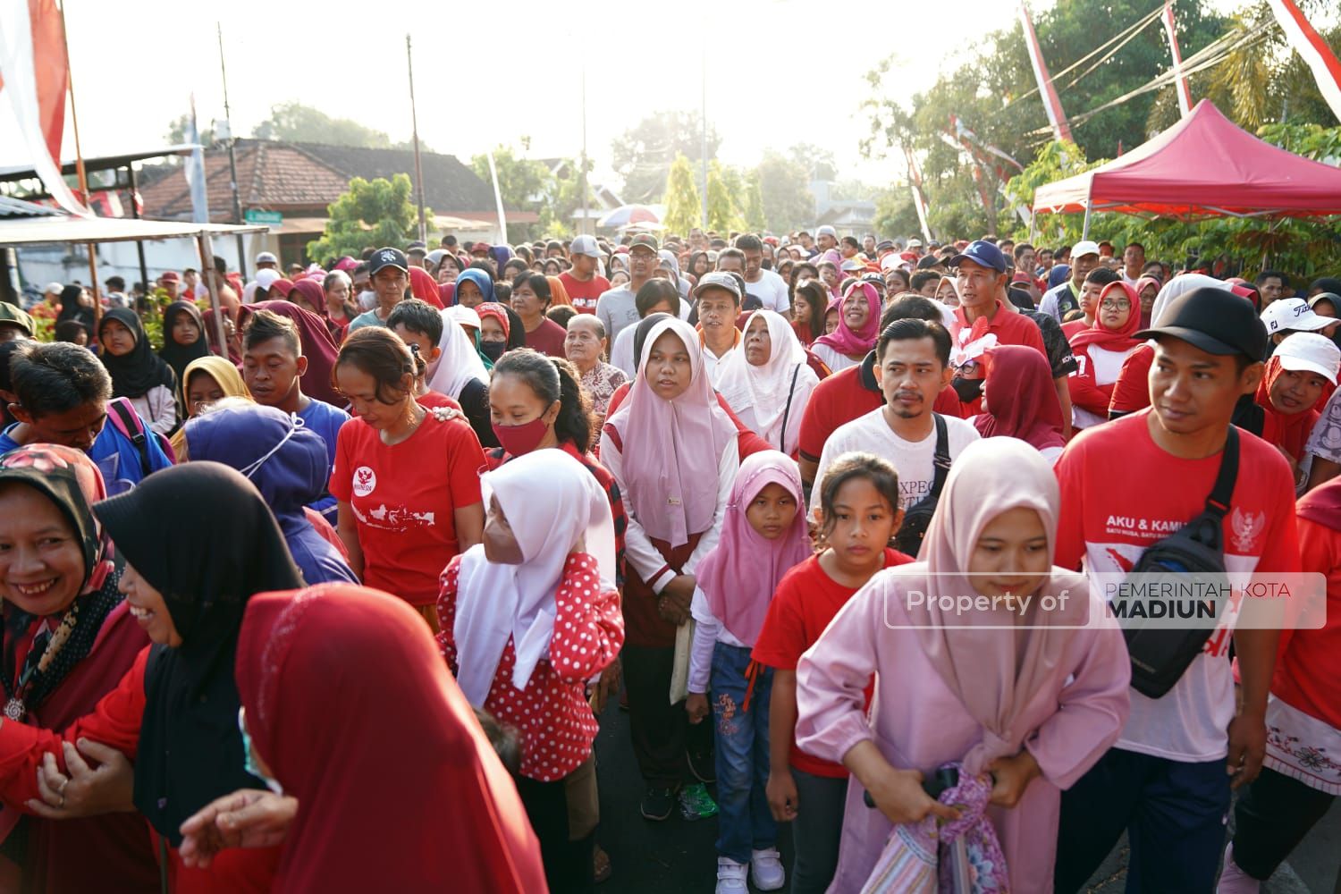 Foto 6 dari 9: Berangkatkan Jalan Santai di Kelurahan Patihan, Wali Kota Apresiasi Semangat Warga Isi Kemerdekaan